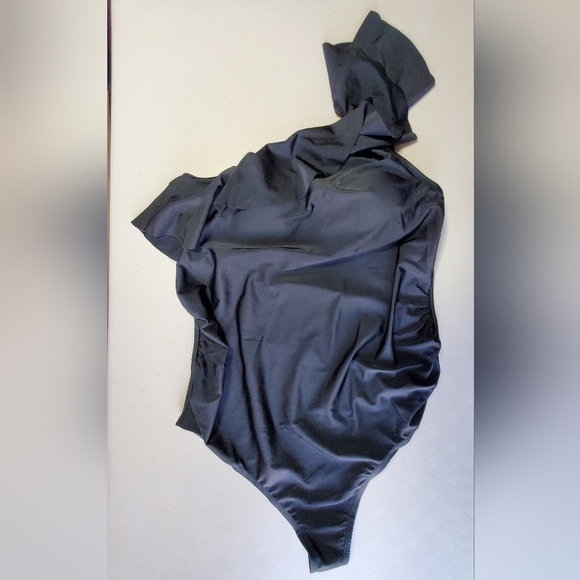 🖤Beach Bump Ruffle Front One Shoulder Maternity Swimsuit UPF 50+ - Picture 5 of 6